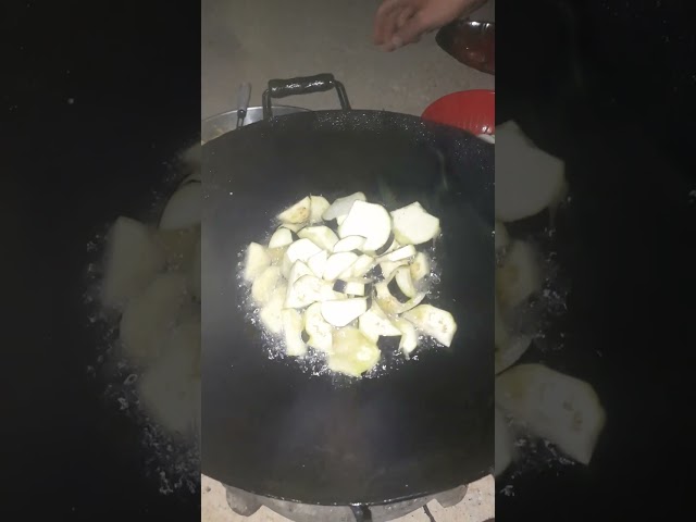 Patlıcan kızartıyoruz.