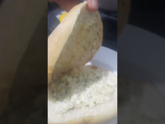 Fırında ekmek arası küflü peynir.