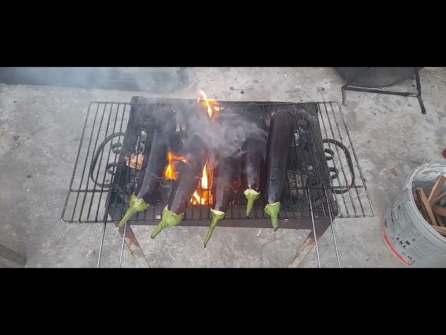 Patlıcan salatası için közleme közlenmiş odun ateşinde ızgara Roasted wood-fired grill for eggplant
