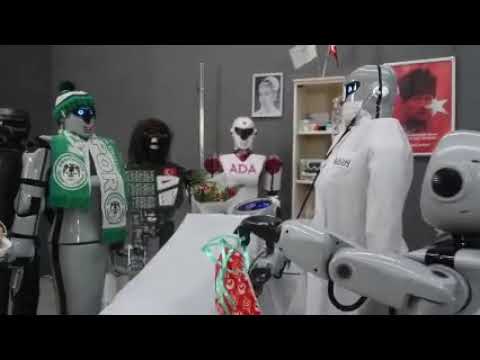 Sahneden Düşen Robota Diğer Robotlardan Hastane Ziyareti